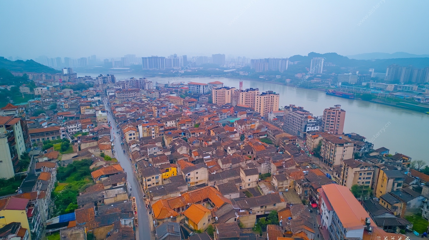 俯瞰江边多彩民居小镇