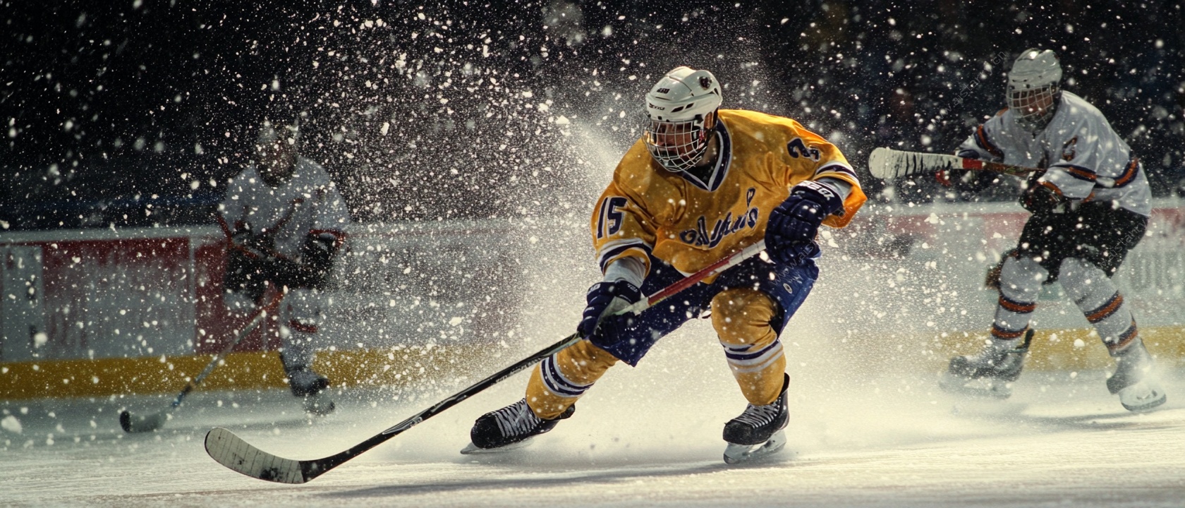 冰球运动员赛场激烈对抗