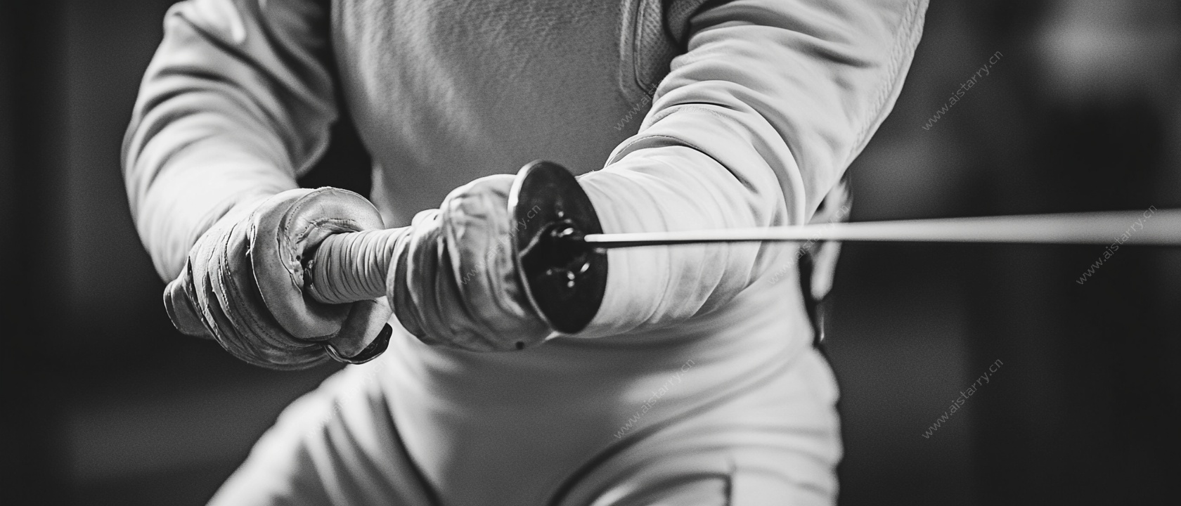 击剑运动员持剑瞬间