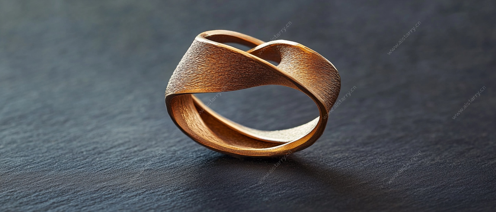 金色交织戒指特写