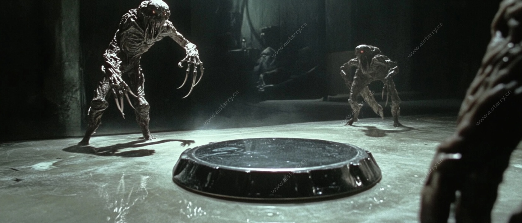 黑暗场景中的恐怖变异怪物