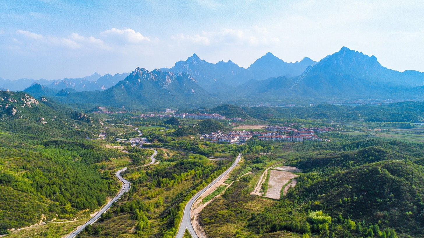 山峦间的蜿蜒公路美景