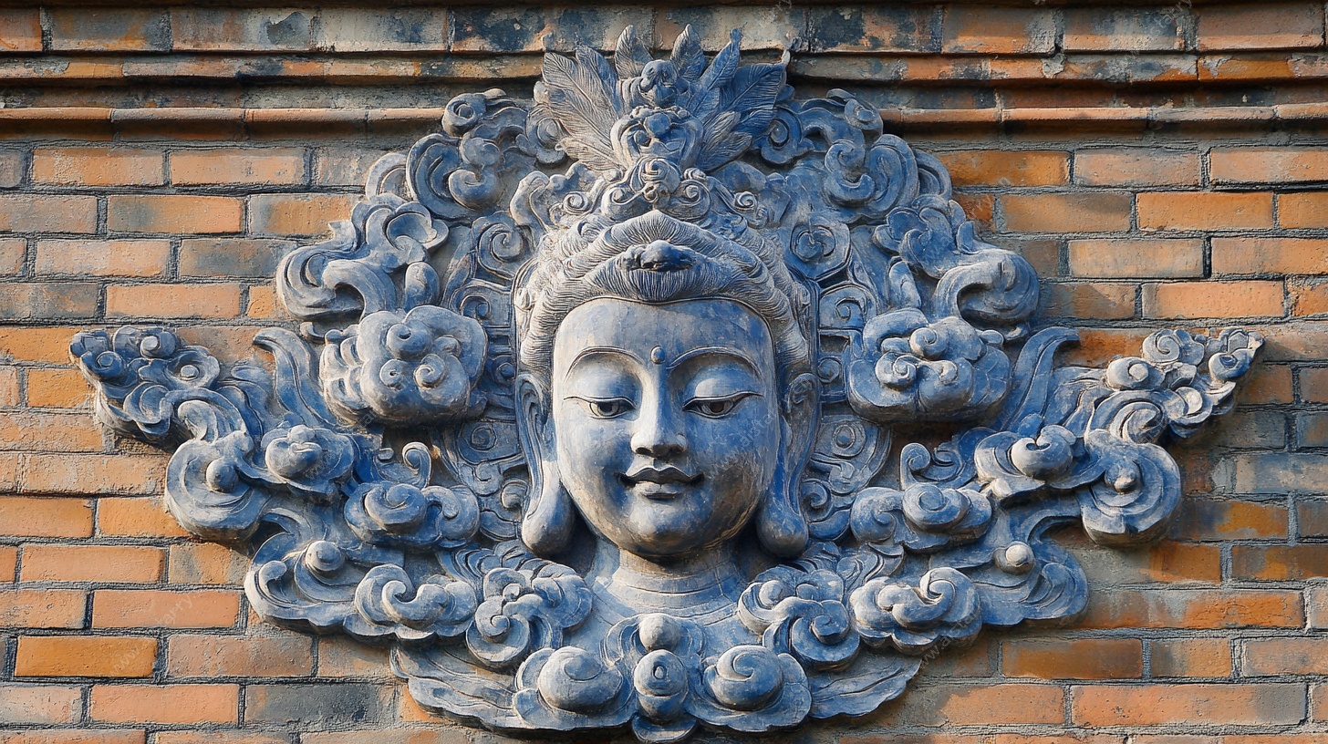 砖墙上的佛头浮雕装饰